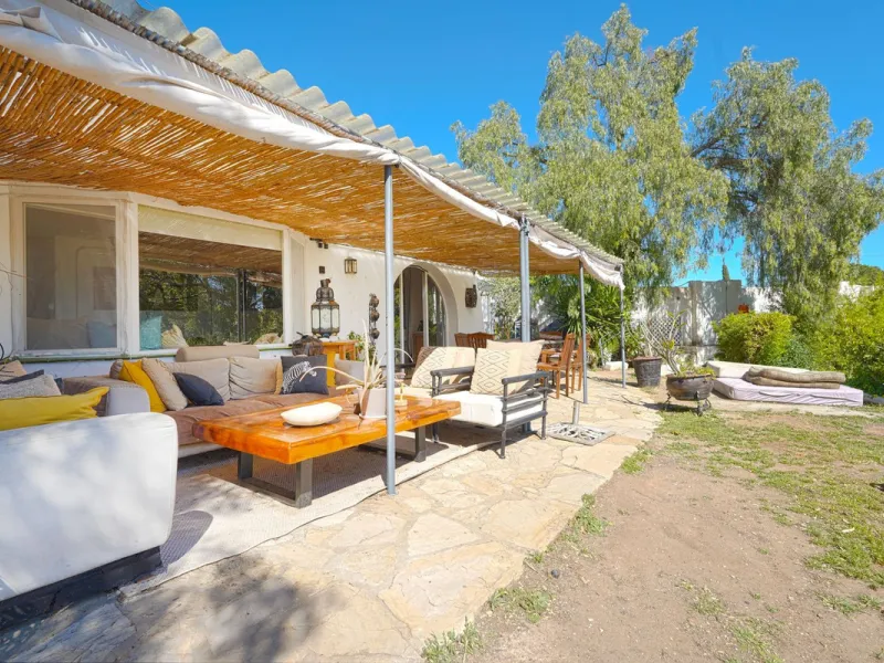 This is a fantastic opportunity to acquire what could become an absolutely magnificent property, ideally located in an up-and-coming area next to the highly sought-after Guadalmina Alta.