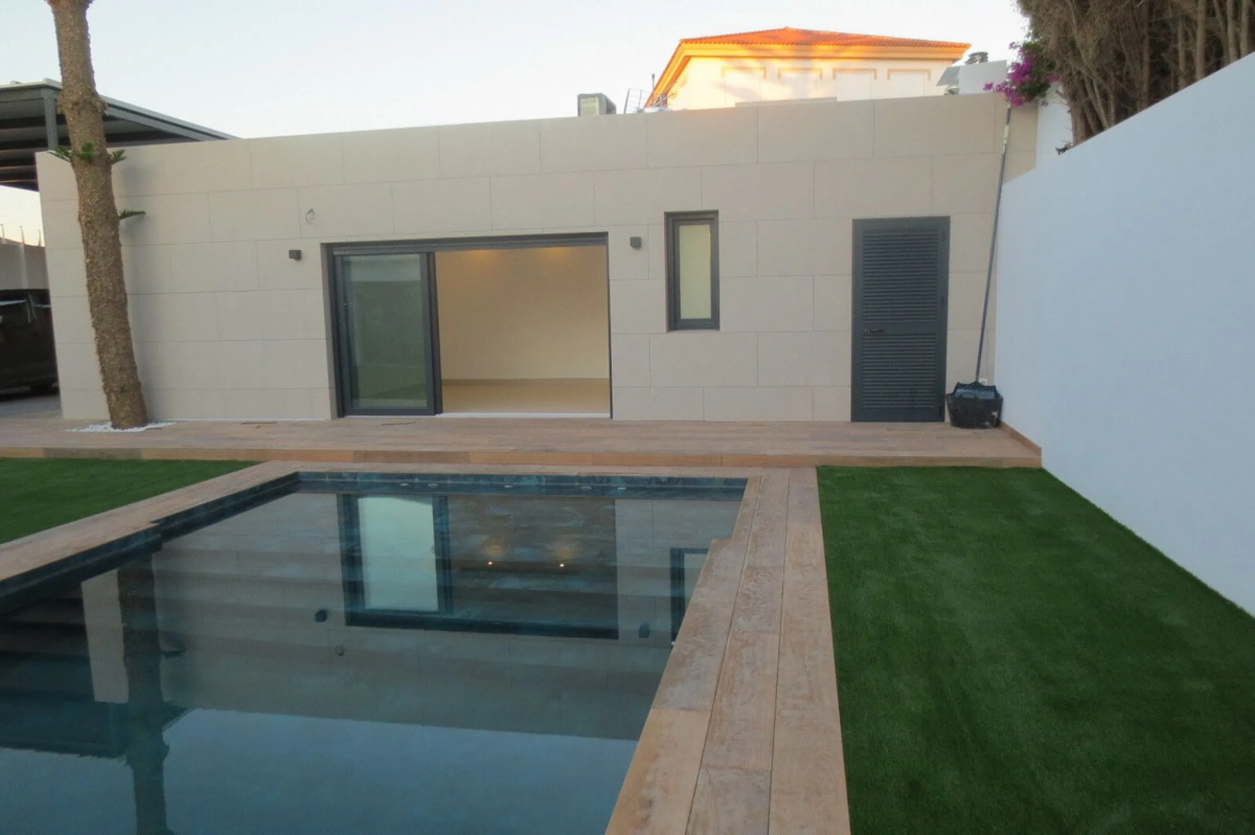 Spectacular Chalet/villa under construction located on a plot of 506 m2 in which a large garden, a private pool and a constructed area of 143m2 coexist. This impressive villa is located in the El Coto Urbanization, in Mijas Costa. It is known for its tran