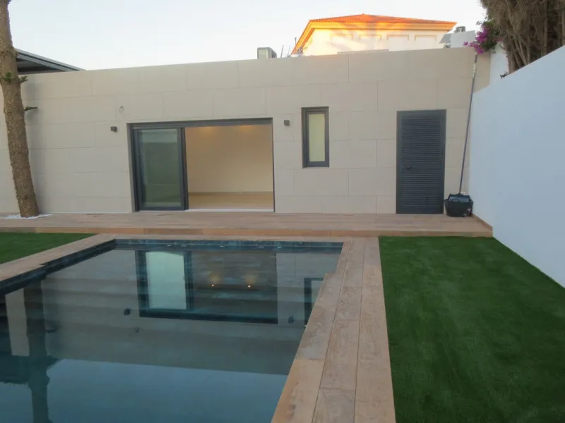 Spectacular Chalet/villa under construction located on a plot of 506 m2 in which a large garden, a private pool and a constructed area of 143m2 coexist. This impressive villa is located in the El Coto Urbanization, in Mijas Costa. It is known for its tran
