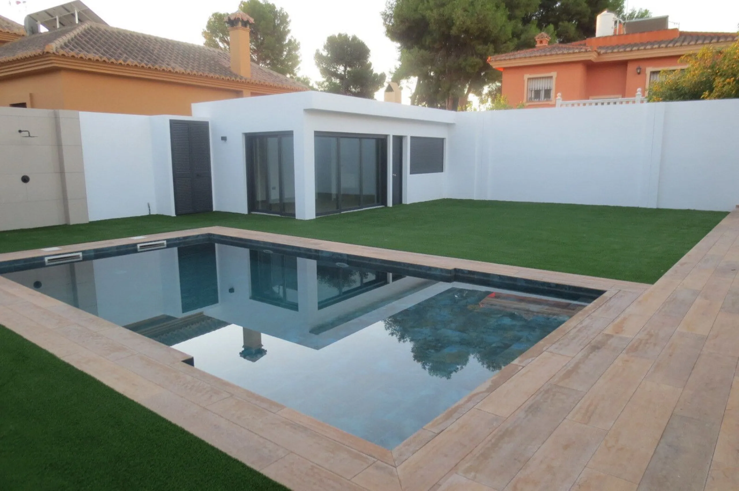 Spectacular Chalet/villa under construction located on a plot of 506 m2 in which a large garden, a private pool and a constructed area of 143m2 coexist. This impressive villa is located in the El Coto Urbanization, in Mijas Costa. It is known for its tran