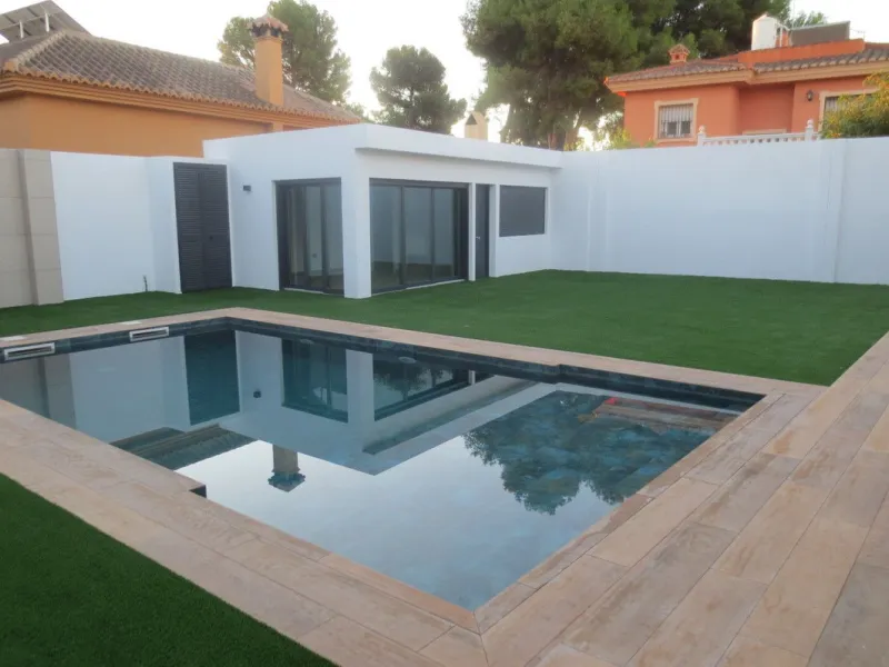 Spectacular Chalet/villa under construction located on a plot of 506 m2 in which a large garden, a private pool and a constructed area of 143m2 coexist. This impressive villa is located in the El Coto Urbanization, in Mijas Costa. It is known for its tran