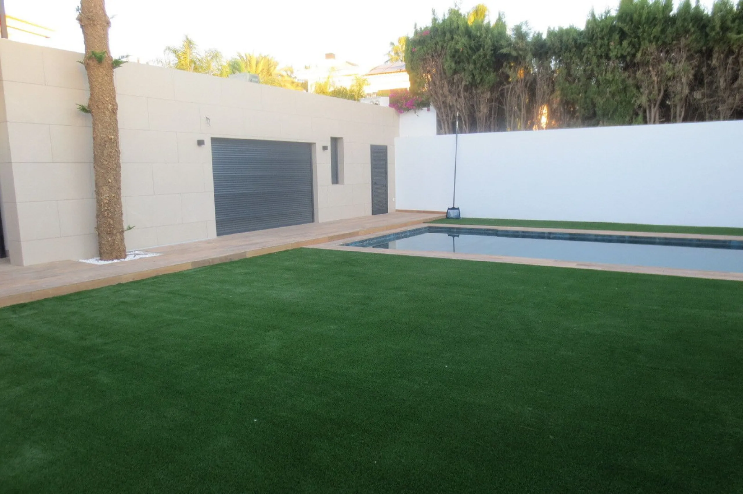 Spectacular Chalet/villa under construction located on a plot of 506 m2 in which a large garden, a private pool and a constructed area of 143m2 coexist. This impressive villa is located in the El Coto Urbanization, in Mijas Costa. It is known for its tran
