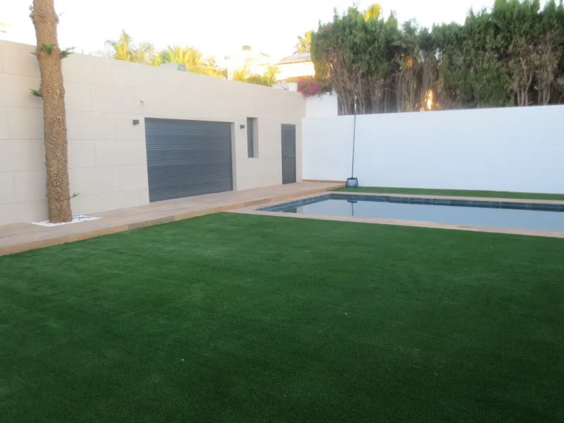 Spectacular Chalet/villa under construction located on a plot of 506 m2 in which a large garden, a private pool and a constructed area of 143m2 coexist. This impressive villa is located in the El Coto Urbanization, in Mijas Costa. It is known for its tran