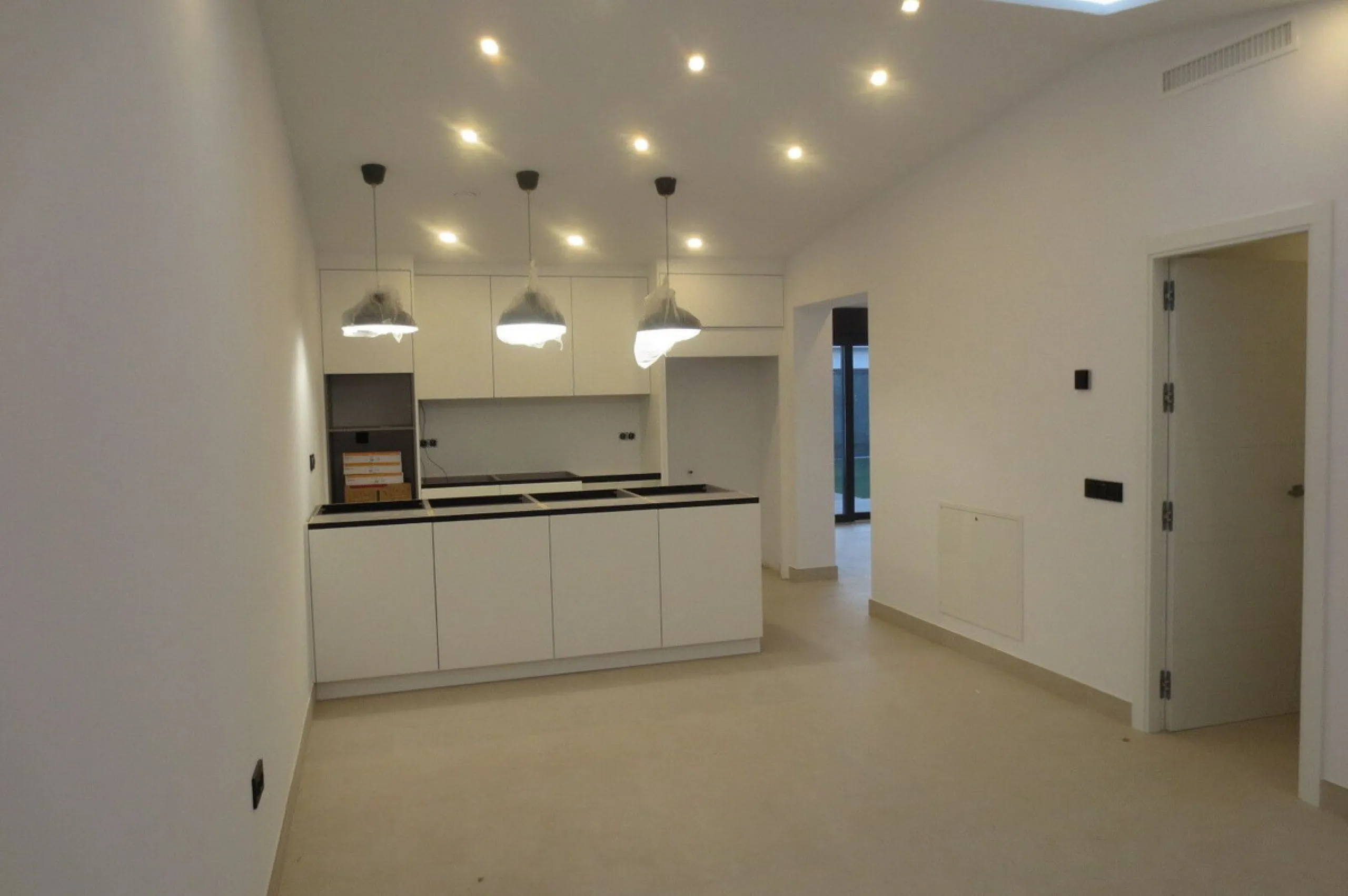 Spectacular Chalet/villa under construction located on a plot of 506 m2 in which a large garden, a private pool and a constructed area of 143m2 coexist. This impressive villa is located in the El Coto Urbanization, in Mijas Costa. It is known for its tran