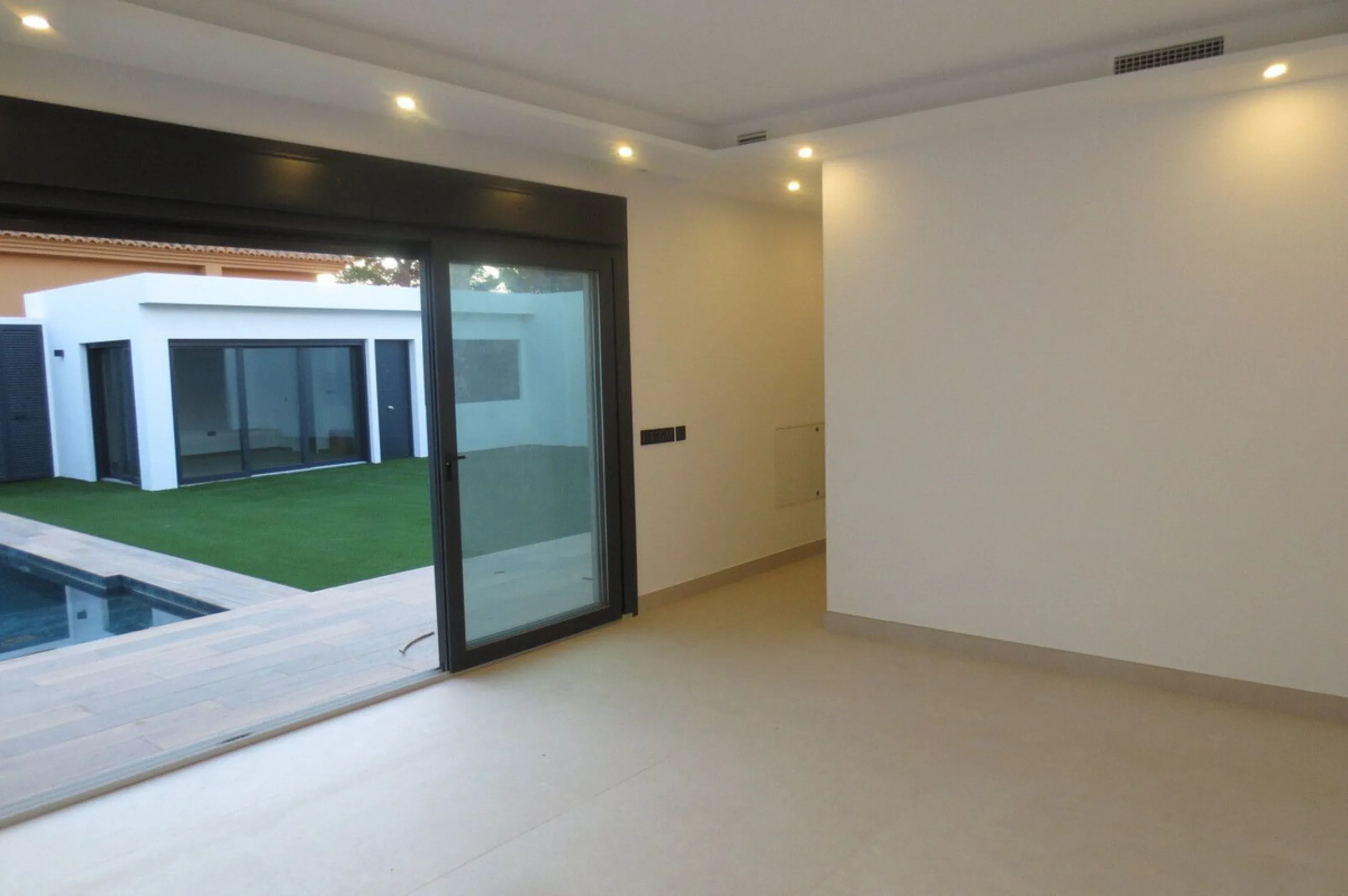 Spectacular Chalet/villa under construction located on a plot of 506 m2 in which a large garden, a private pool and a constructed area of 143m2 coexist. This impressive villa is located in the El Coto Urbanization, in Mijas Costa. It is known for its tran