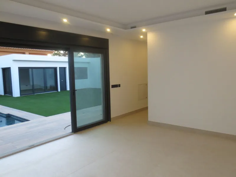 Spectacular Chalet/villa under construction located on a plot of 506 m2 in which a large garden, a private pool and a constructed area of 143m2 coexist. This impressive villa is located in the El Coto Urbanization, in Mijas Costa. It is known for its tran