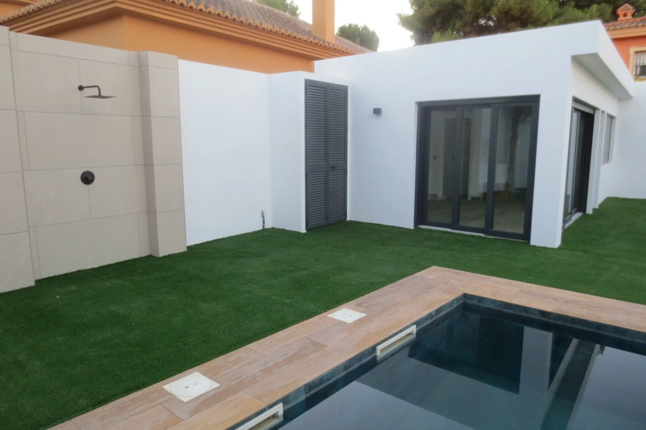 Spectacular Chalet/villa under construction located on a plot of 506 m2 in which a large garden, a private pool and a constructed area of 143m2 coexist. This impressive villa is located in the El Coto Urbanization, in Mijas Costa. It is known for its tran