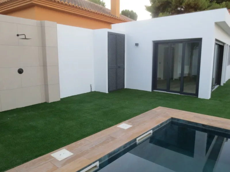 Spectacular Chalet/villa under construction located on a plot of 506 m2 in which a large garden, a private pool and a constructed area of 143m2 coexist. This impressive villa is located in the El Coto Urbanization, in Mijas Costa. It is known for its tran
