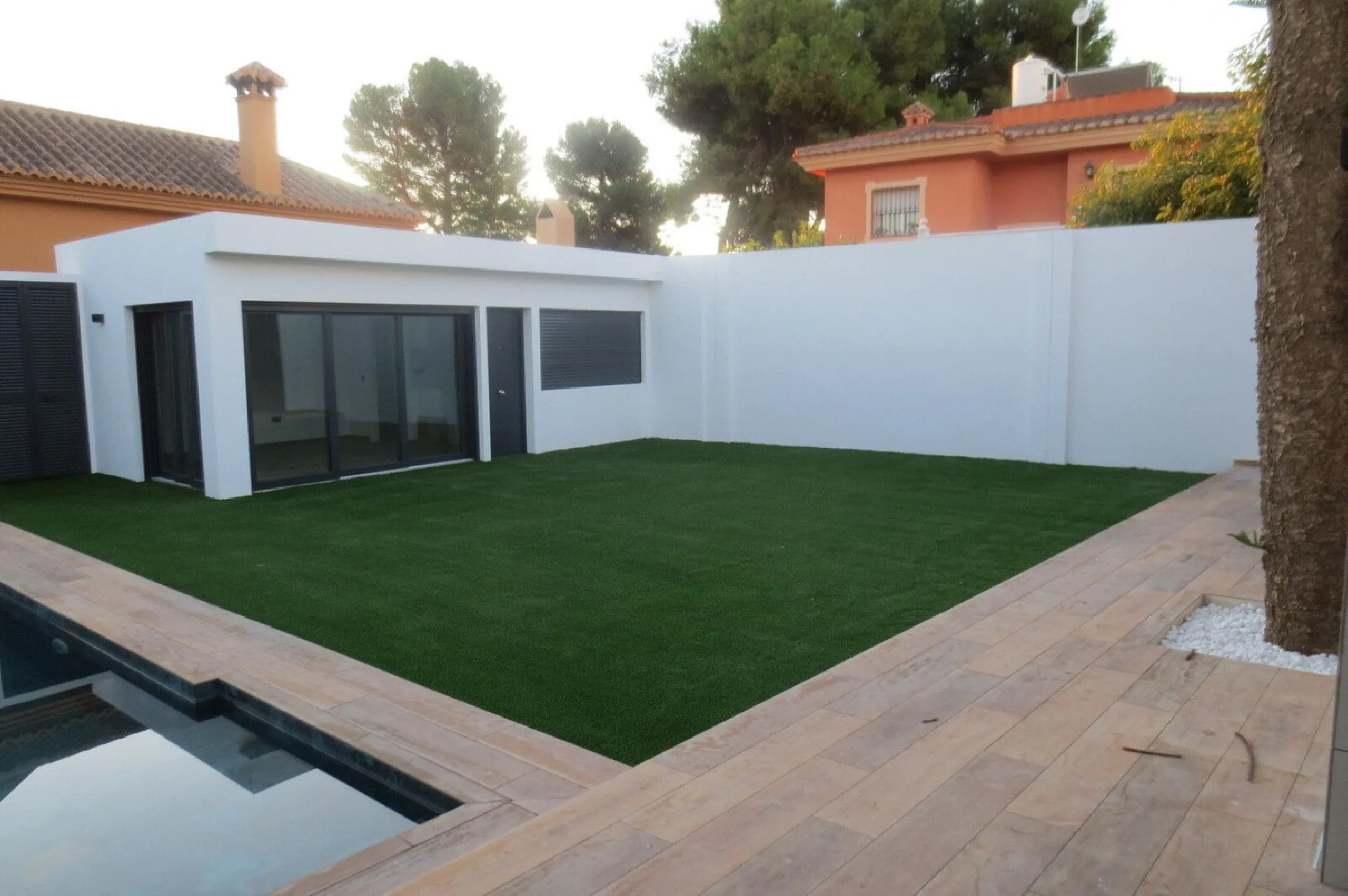 Spectacular Chalet/villa under construction located on a plot of 506 m2 in which a large garden, a private pool and a constructed area of 143m2 coexist. This impressive villa is located in the El Coto Urbanization, in Mijas Costa. It is known for its tran