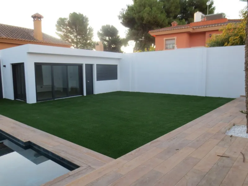 Spectacular Chalet/villa under construction located on a plot of 506 m2 in which a large garden, a private pool and a constructed area of 143m2 coexist. This impressive villa is located in the El Coto Urbanization, in Mijas Costa. It is known for its tran