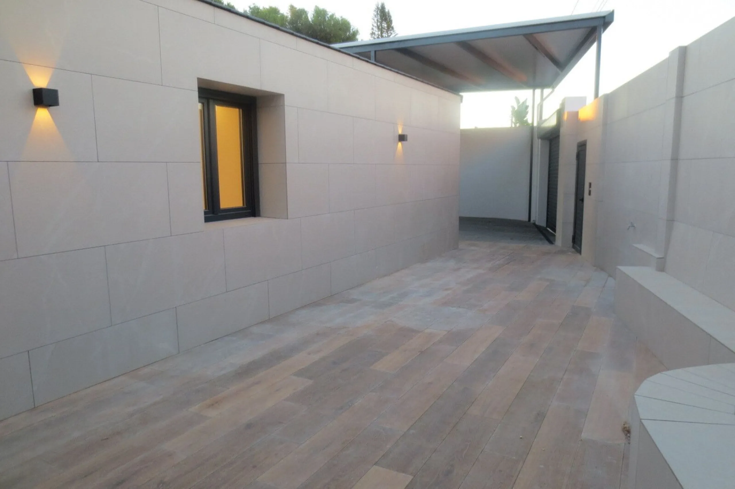 Spectacular Chalet/villa under construction located on a plot of 506 m2 in which a large garden, a private pool and a constructed area of 143m2 coexist. This impressive villa is located in the El Coto Urbanization, in Mijas Costa. It is known for its tran