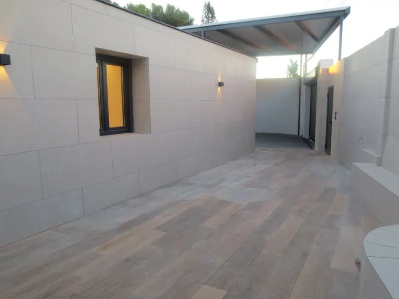 Spectacular Chalet/villa under construction located on a plot of 506 m2 in which a large garden, a private pool and a constructed area of 143m2 coexist. This impressive villa is located in the El Coto Urbanization, in Mijas Costa. It is known for its tran