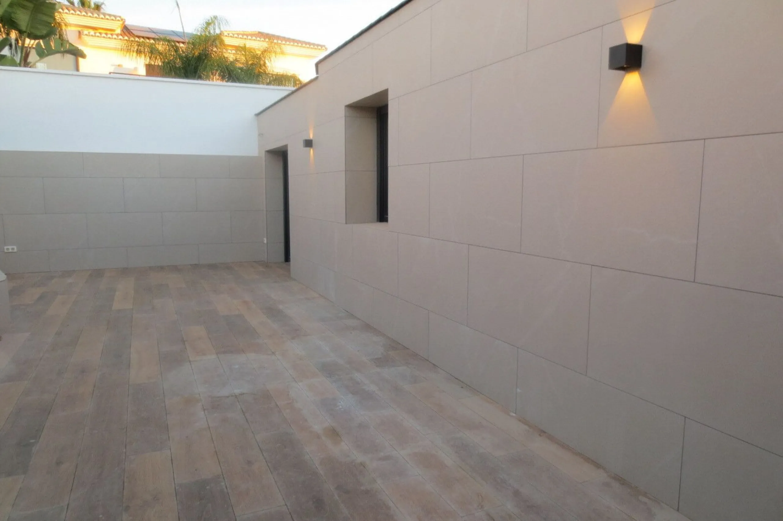 Spectacular Chalet/villa under construction located on a plot of 506 m2 in which a large garden, a private pool and a constructed area of 143m2 coexist. This impressive villa is located in the El Coto Urbanization, in Mijas Costa. It is known for its tran