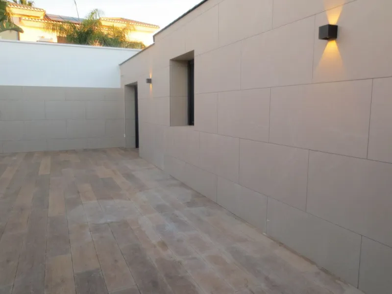 Spectacular Chalet/villa under construction located on a plot of 506 m2 in which a large garden, a private pool and a constructed area of 143m2 coexist. This impressive villa is located in the El Coto Urbanization, in Mijas Costa. It is known for its tran