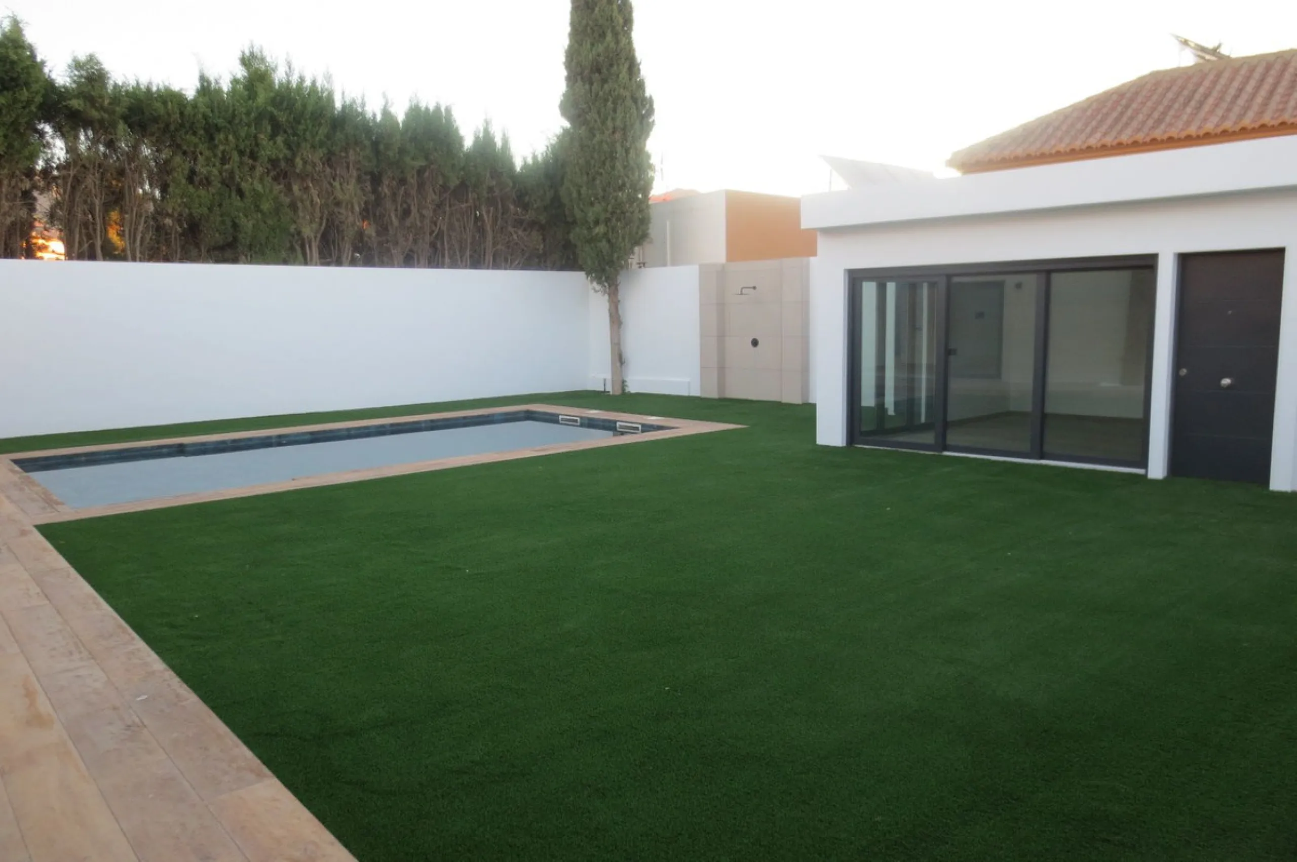 Spectacular Chalet/villa under construction located on a plot of 506 m2 in which a large garden, a private pool and a constructed area of 143m2 coexist. This impressive villa is located in the El Coto Urbanization, in Mijas Costa. It is known for its tran