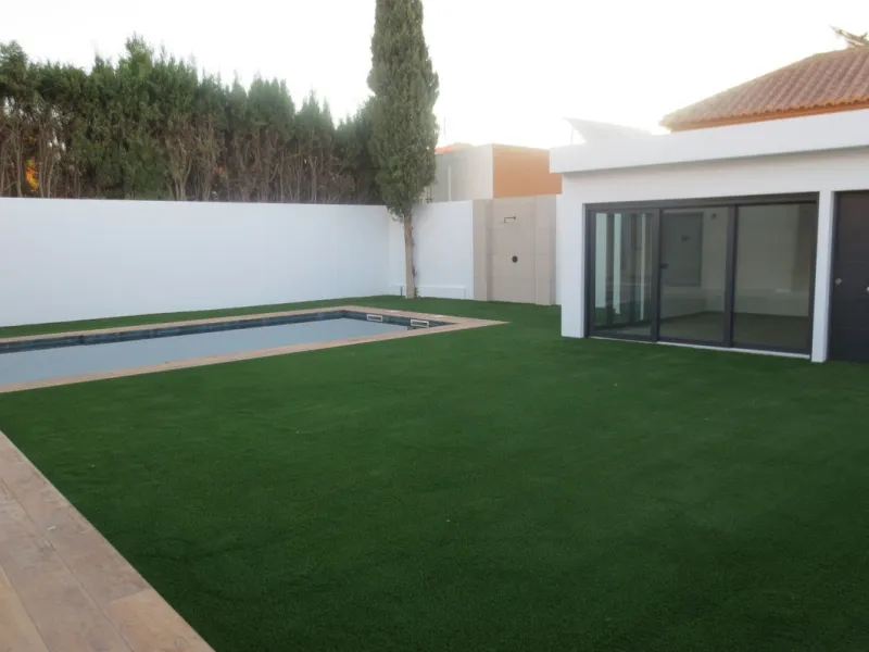 Spectacular Chalet/villa under construction located on a plot of 506 m2 in which a large garden, a private pool and a constructed area of 143m2 coexist. This impressive villa is located in the El Coto Urbanization, in Mijas Costa. It is known for its tran