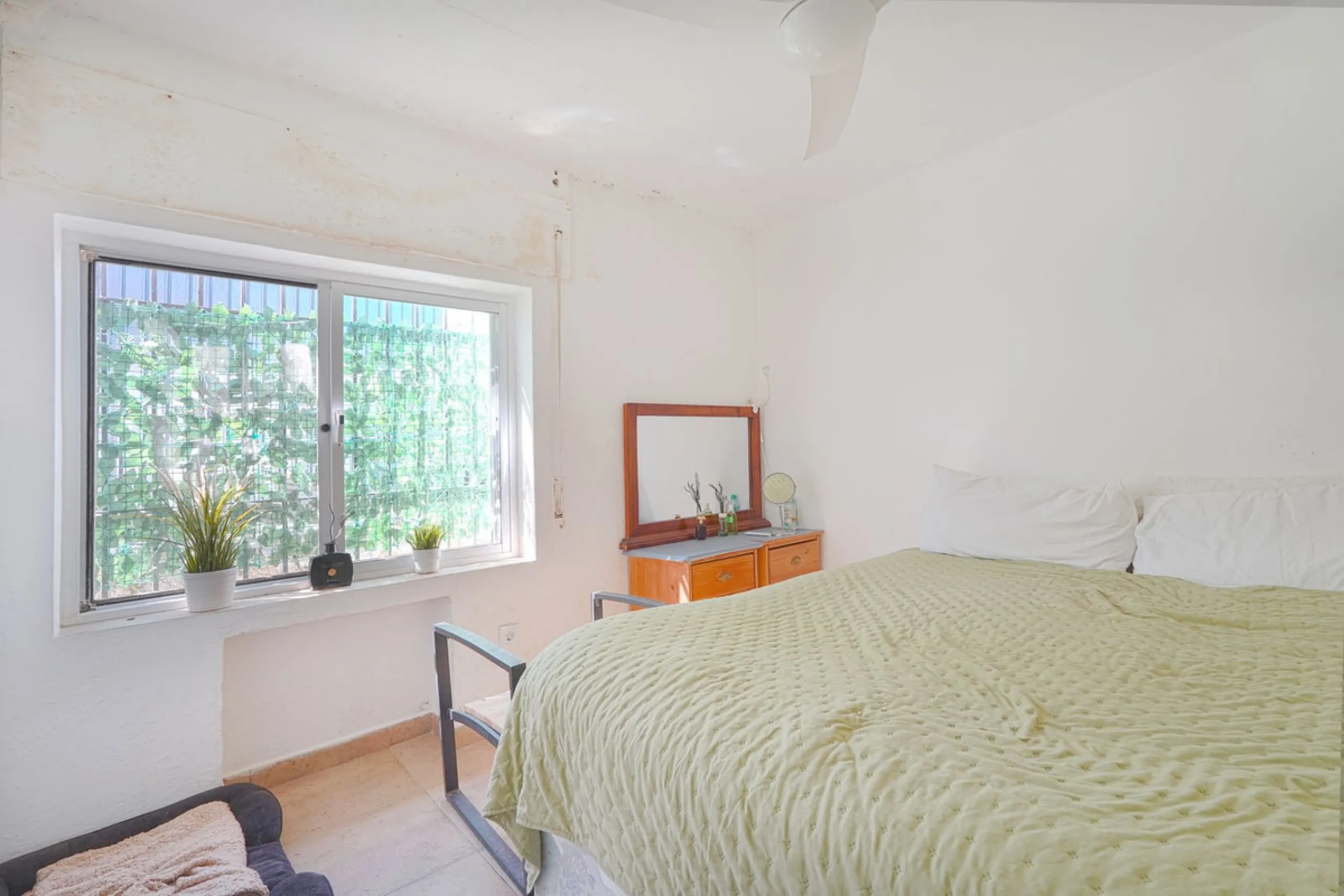 This is a fantastic opportunity to acquire what could become an absolutely magnificent property, ideally located in an up-and-coming area next to the highly sought-after Guadalmina Alta.