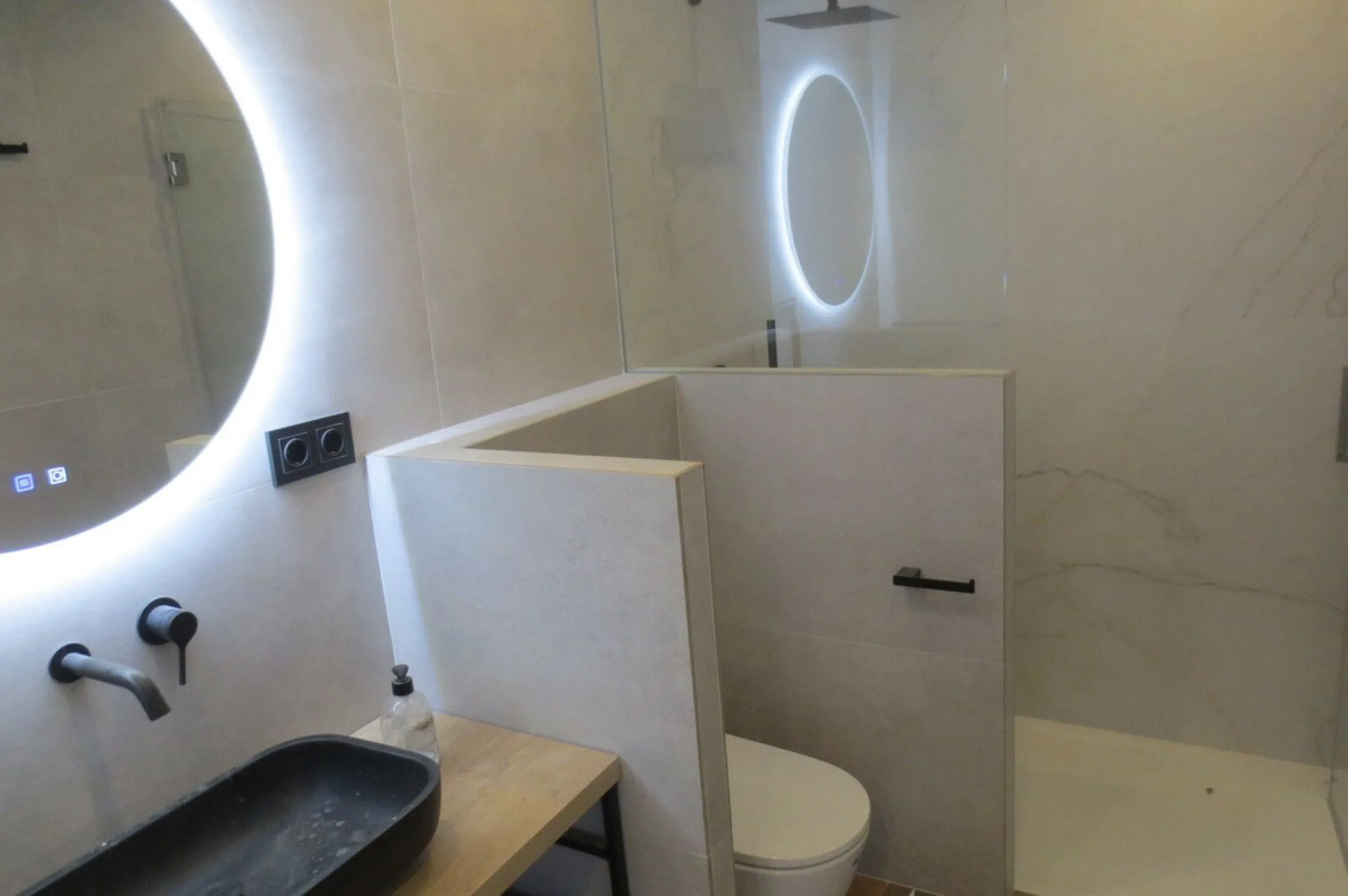Spectacular Chalet/villa under construction located on a plot of 506 m2 in which a large garden, a private pool and a constructed area of 143m2 coexist. This impressive villa is located in the El Coto Urbanization, in Mijas Costa. It is known for its tran