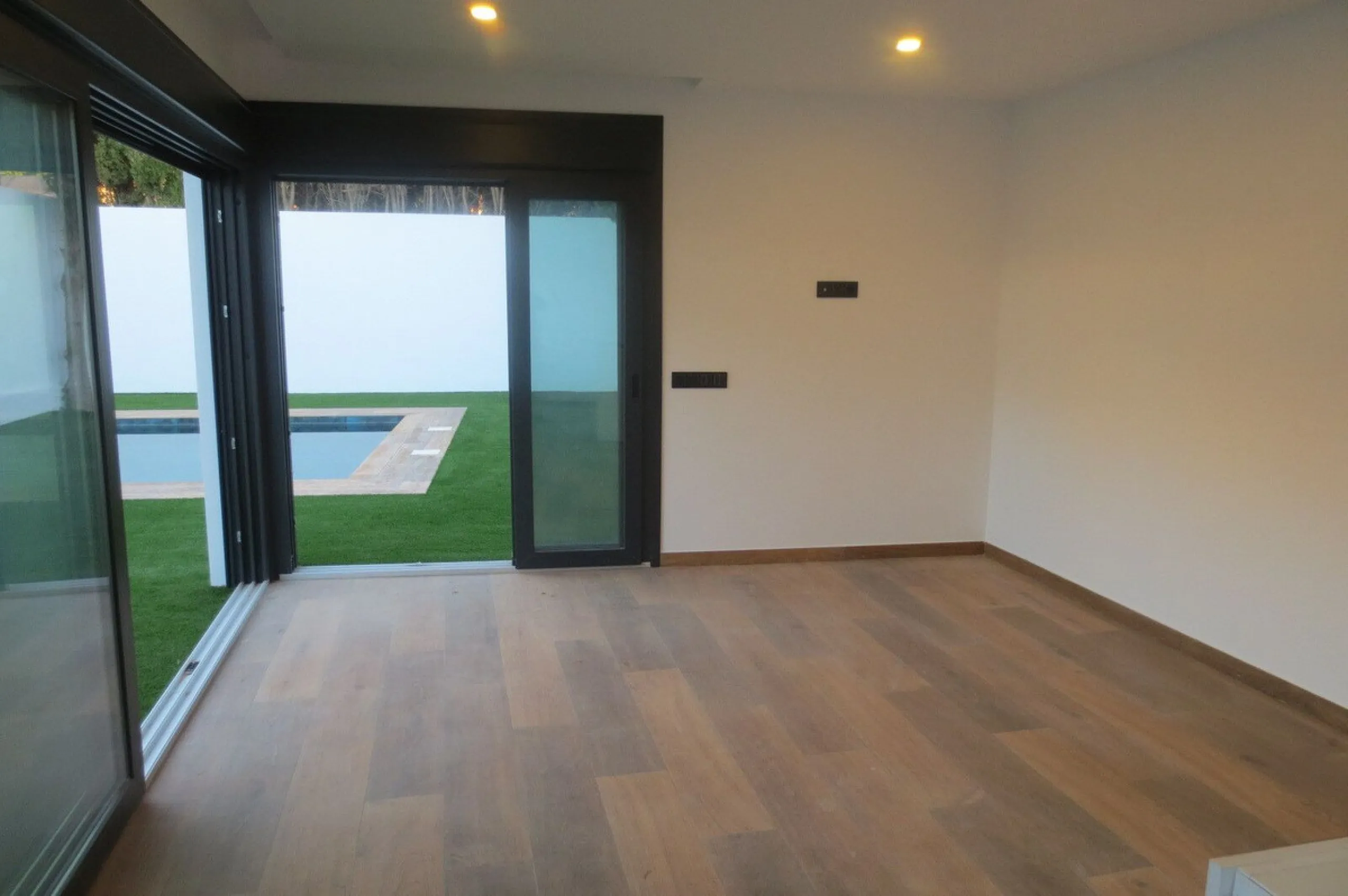 Spectacular Chalet/villa under construction located on a plot of 506 m2 in which a large garden, a private pool and a constructed area of 143m2 coexist. This impressive villa is located in the El Coto Urbanization, in Mijas Costa. It is known for its tran