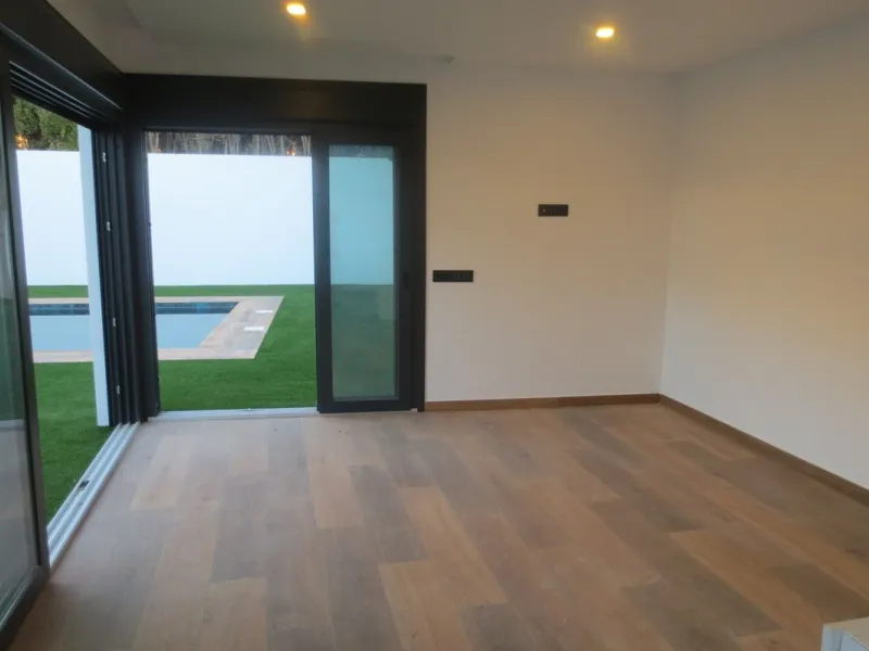 Spectacular Chalet/villa under construction located on a plot of 506 m2 in which a large garden, a private pool and a constructed area of 143m2 coexist. This impressive villa is located in the El Coto Urbanization, in Mijas Costa. It is known for its tran