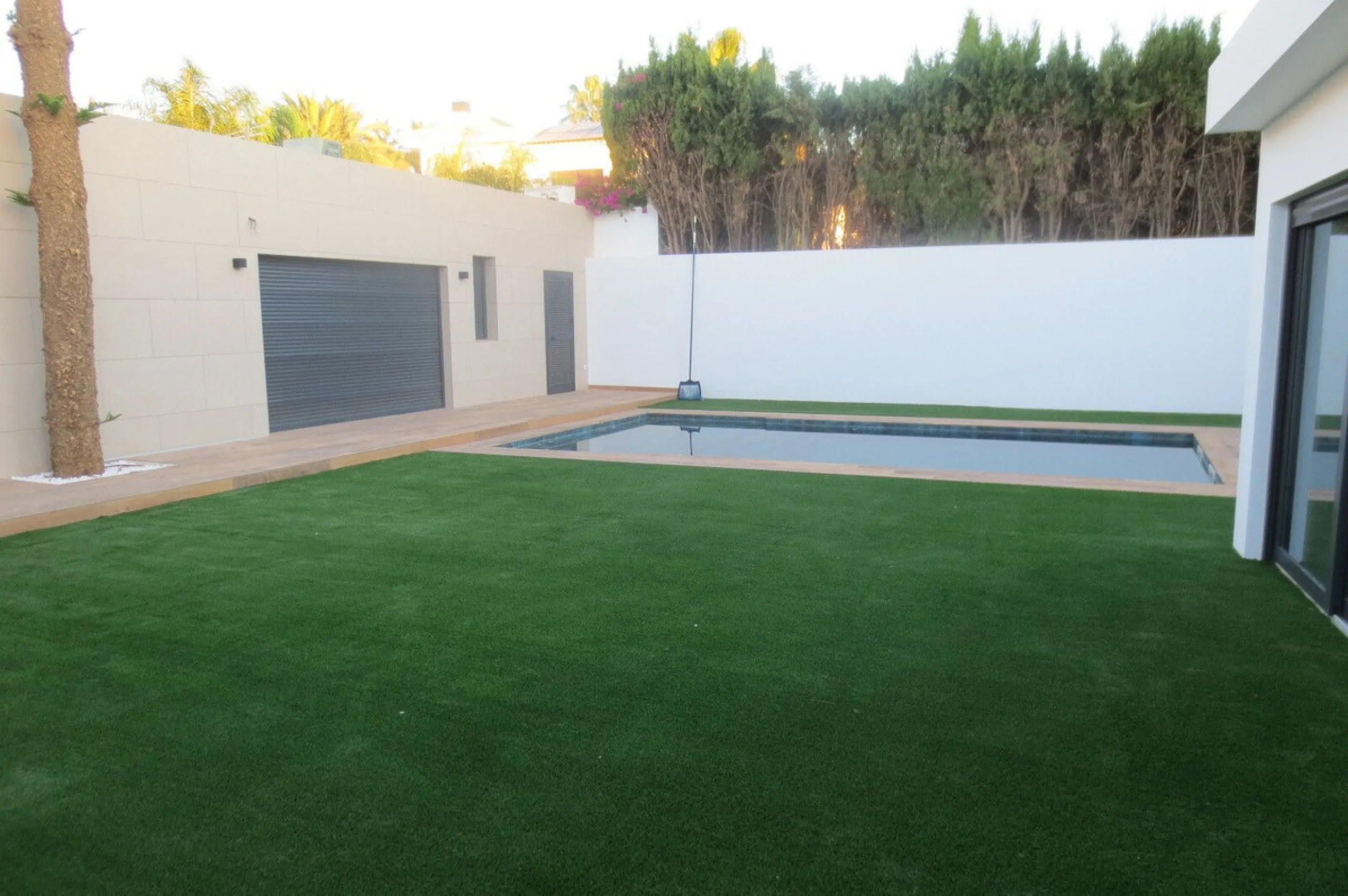 Spectacular Chalet/villa under construction located on a plot of 506 m2 in which a large garden, a private pool and a constructed area of 143m2 coexist. This impressive villa is located in the El Coto Urbanization, in Mijas Costa. It is known for its tran