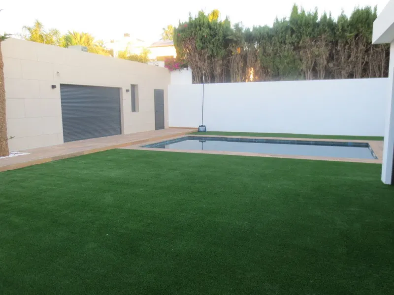 Spectacular Chalet/villa under construction located on a plot of 506 m2 in which a large garden, a private pool and a constructed area of 143m2 coexist. This impressive villa is located in the El Coto Urbanization, in Mijas Costa. It is known for its tran