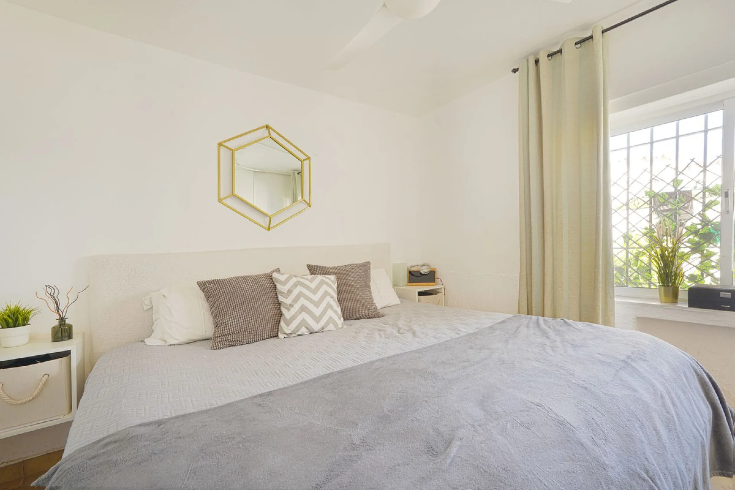 This is a fantastic opportunity to acquire what could become an absolutely magnificent property, ideally located in an up-and-coming area next to the highly sought-after Guadalmina Alta.