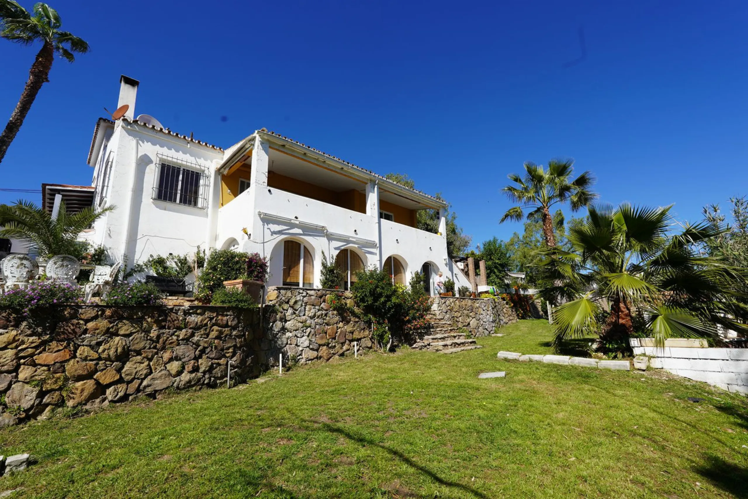 This is a fantastic opportunity to acquire what could become an absolutely magnificent property, ideally located in an up-and-coming area next to the highly sought-after Guadalmina Alta.