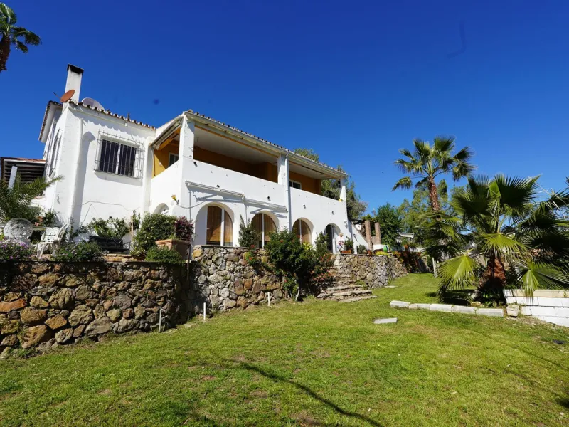 This is a fantastic opportunity to acquire what could become an absolutely magnificent property, ideally located in an up-and-coming area next to the highly sought-after Guadalmina Alta.