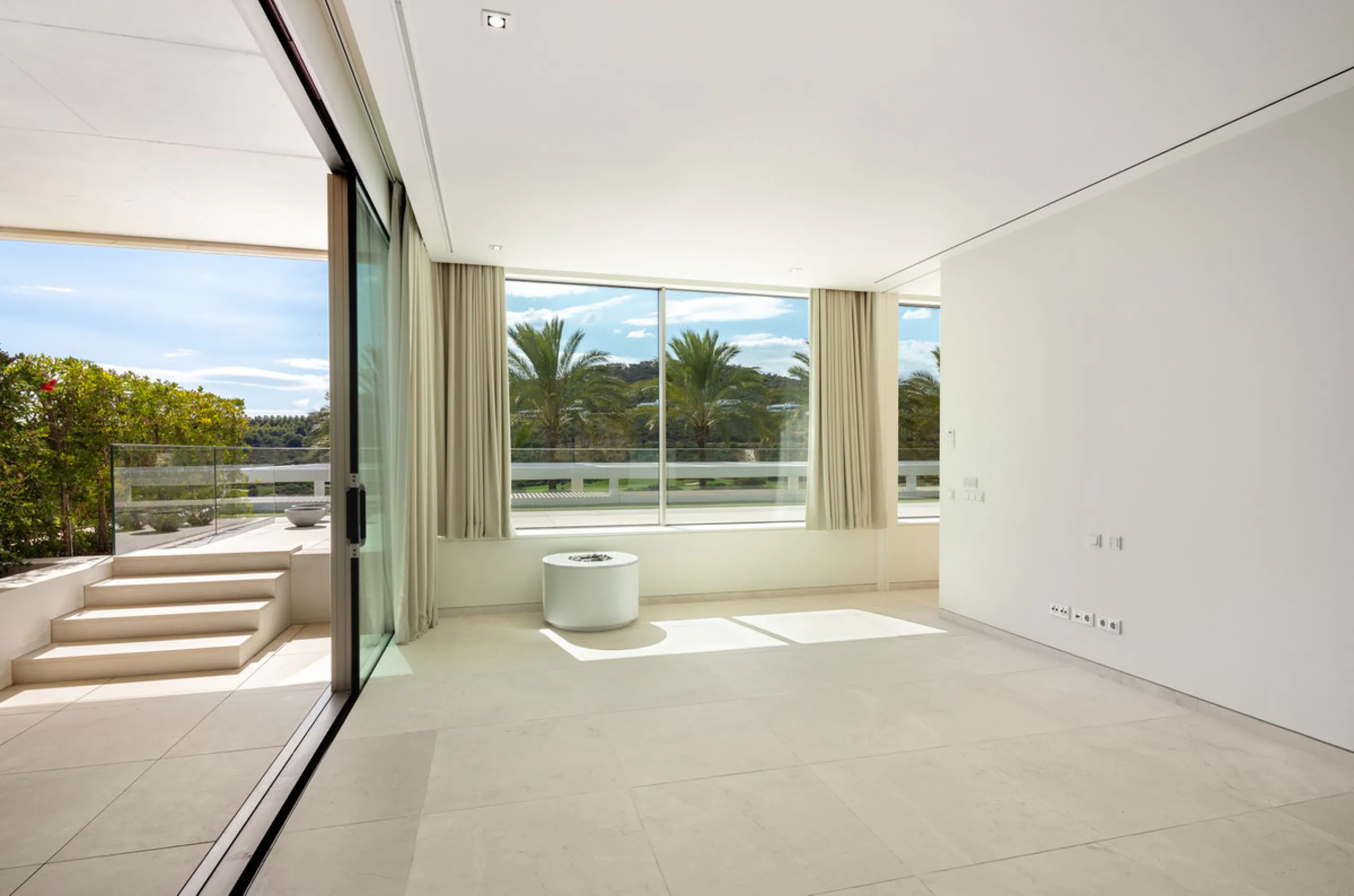 House - Detached Villa в продаже в Casares, Málaga. В доме 4 спален и 5 ванных комнат. Площадь дома 578 м². Площадь участка 1937 м²