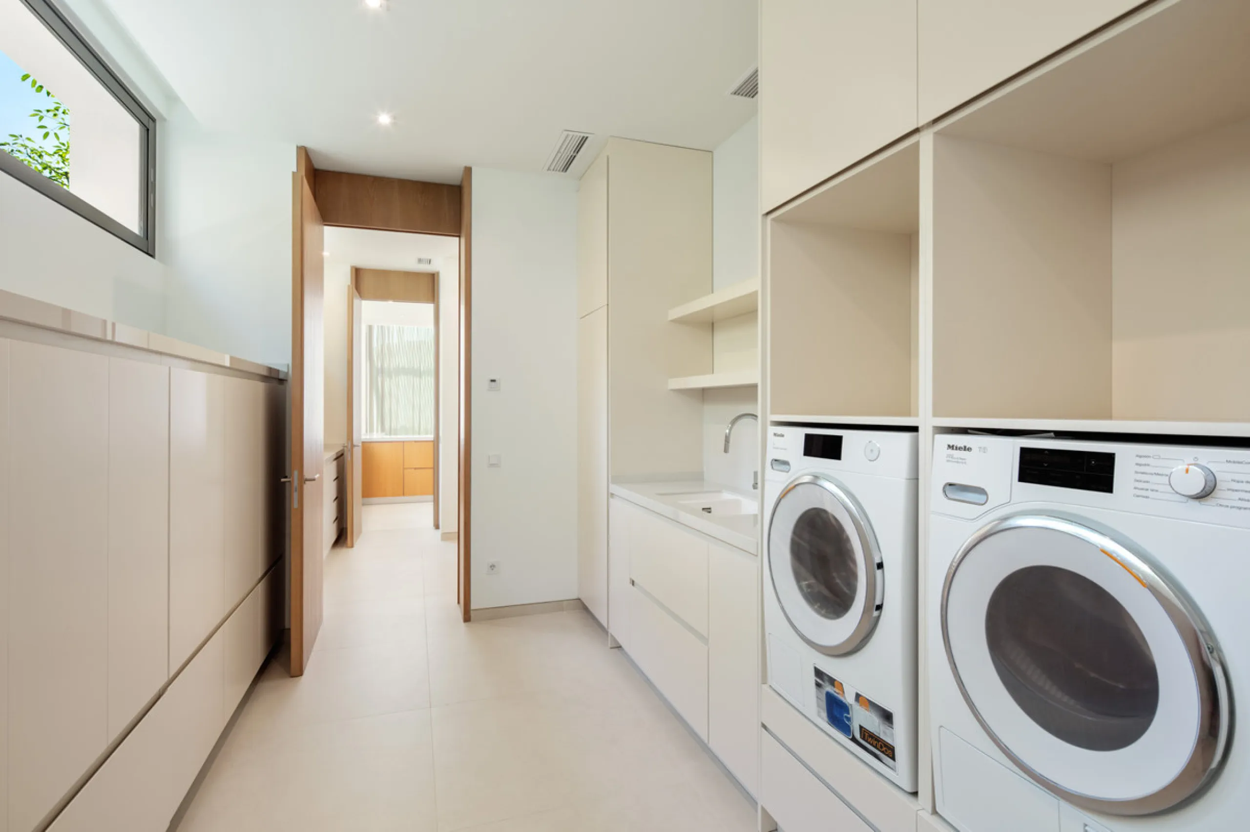 House - Detached Villa в продаже в Casares, Málaga. В доме 4 спален и 5 ванных комнат. Площадь дома 578 м². Площадь участка 1937 м²