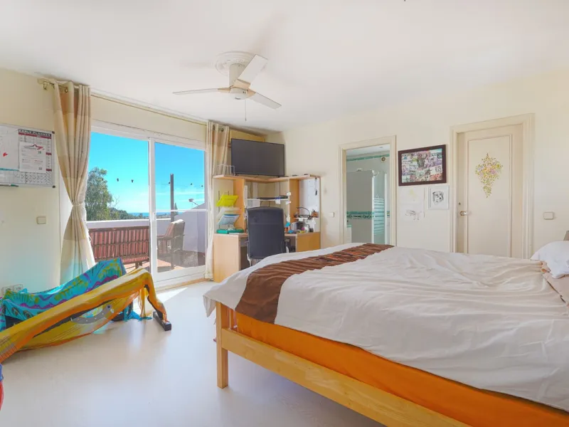 This is a fantastic opportunity to acquire what could become an absolutely magnificent property, ideally located in an up-and-coming area next to the highly sought-after Guadalmina Alta.