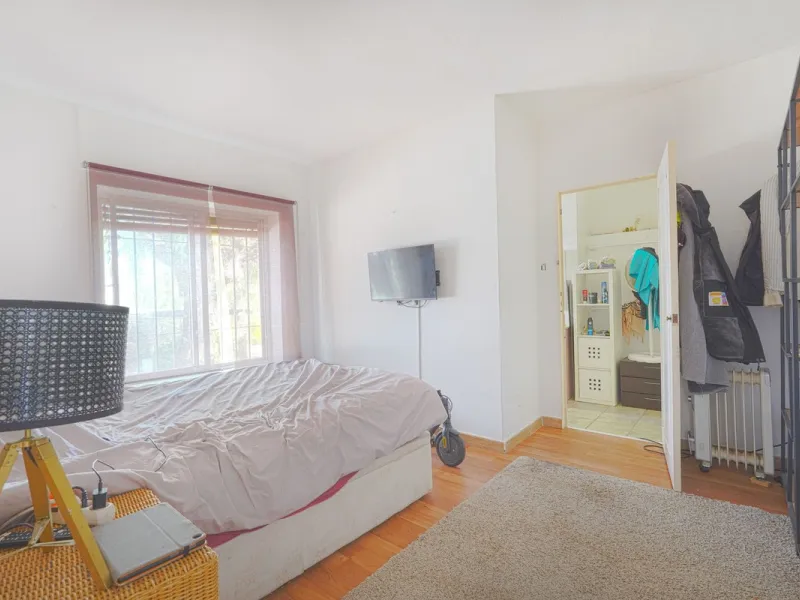 This is a fantastic opportunity to acquire what could become an absolutely magnificent property, ideally located in an up-and-coming area next to the highly sought-after Guadalmina Alta.