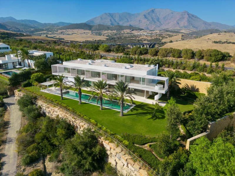 Exuding opulence and refinement, this exceptional villa redefines the very notion of luxury golf resort living. Positioned on an elevated plot, it offers breathtaking panoramic views of the golf course and Mediterranean, while its expansive outdoor areas 