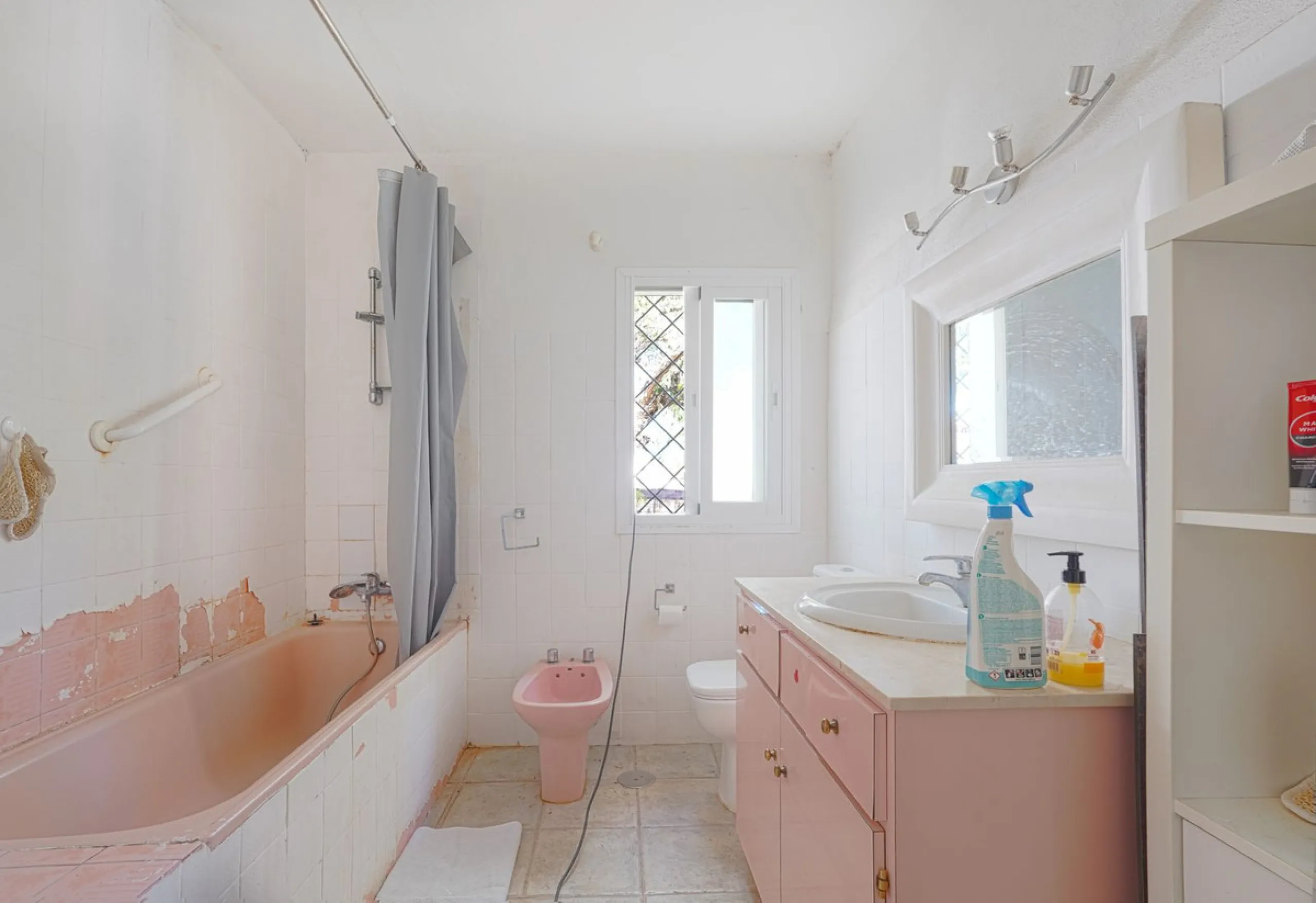 This is a fantastic opportunity to acquire what could become an absolutely magnificent property, ideally located in an up-and-coming area next to the highly sought-after Guadalmina Alta.
