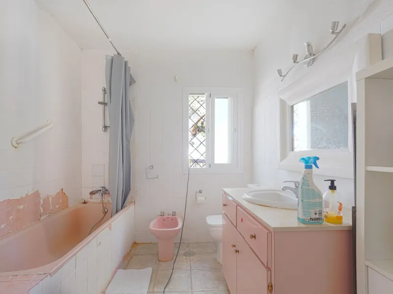 This is a fantastic opportunity to acquire what could become an absolutely magnificent property, ideally located in an up-and-coming area next to the highly sought-after Guadalmina Alta.