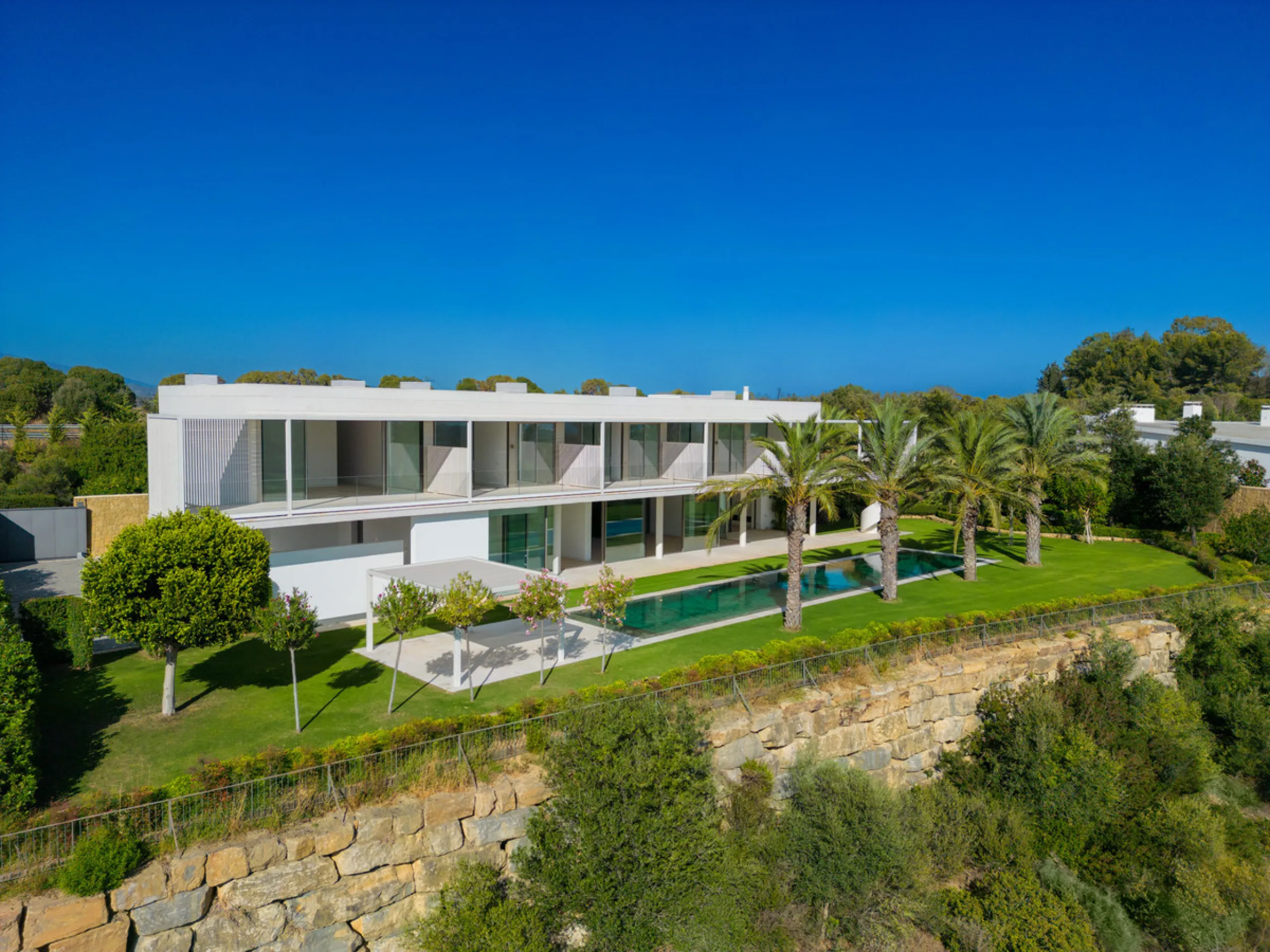 Exuding opulence and refinement, this exceptional villa redefines the very notion of luxury golf resort living. Positioned on an elevated plot, it offers breathtaking panoramic views of the golf course and Mediterranean, while its expansive outdoor areas 