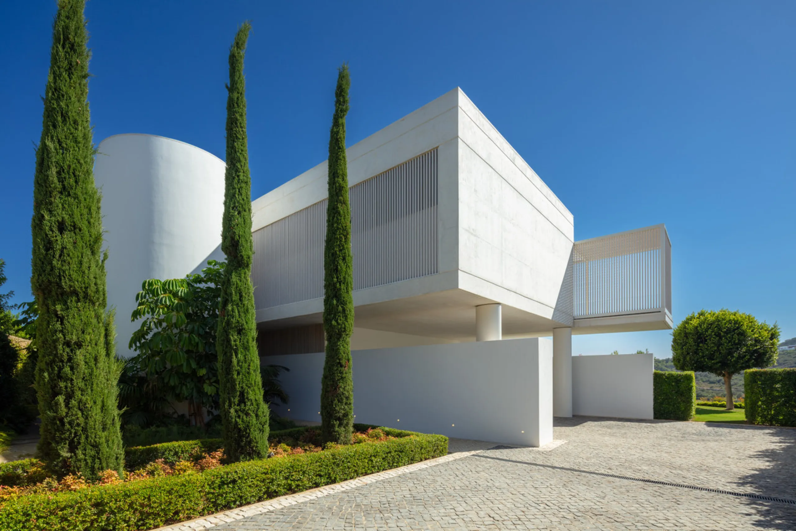 Exuding opulence and refinement, this exceptional villa redefines the very notion of luxury golf resort living. Positioned on an elevated plot, it offers breathtaking panoramic views of the golf course and Mediterranean, while its expansive outdoor areas 