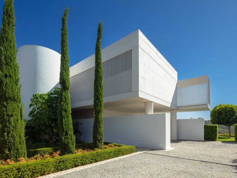 Exuding opulence and refinement, this exceptional villa redefines the very notion of luxury golf resort living. Positioned on an elevated plot, it offers breathtaking panoramic views of the golf course and Mediterranean, while its expansive outdoor areas 