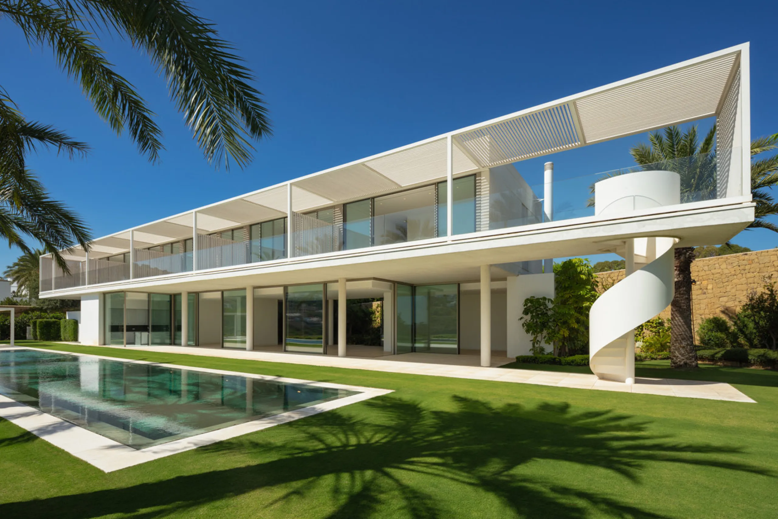 Exuding opulence and refinement, this exceptional villa redefines the very notion of luxury golf resort living. Positioned on an elevated plot, it offers breathtaking panoramic views of the golf course and Mediterranean, while its expansive outdoor areas 