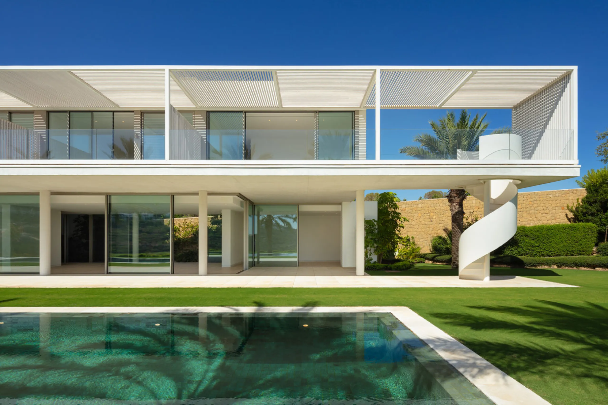 Exuding opulence and refinement, this exceptional villa redefines the very notion of luxury golf resort living. Positioned on an elevated plot, it offers breathtaking panoramic views of the golf course and Mediterranean, while its expansive outdoor areas 