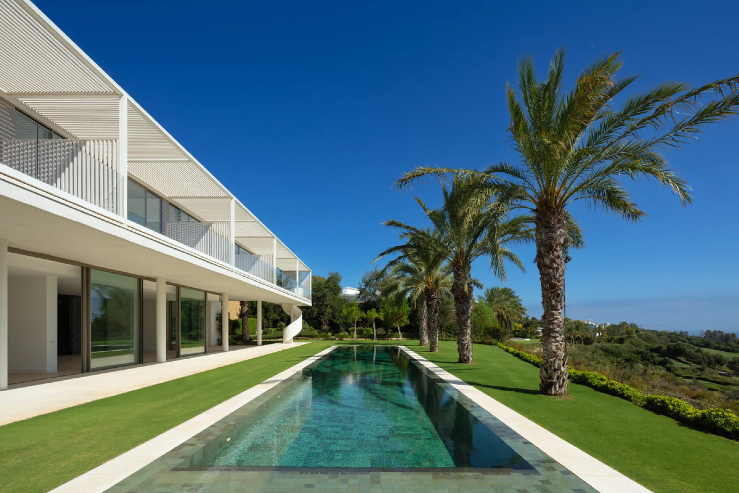 Exuding opulence and refinement, this exceptional villa redefines the very notion of luxury golf resort living. Positioned on an elevated plot, it offers breathtaking panoramic views of the golf course and Mediterranean, while its expansive outdoor areas 