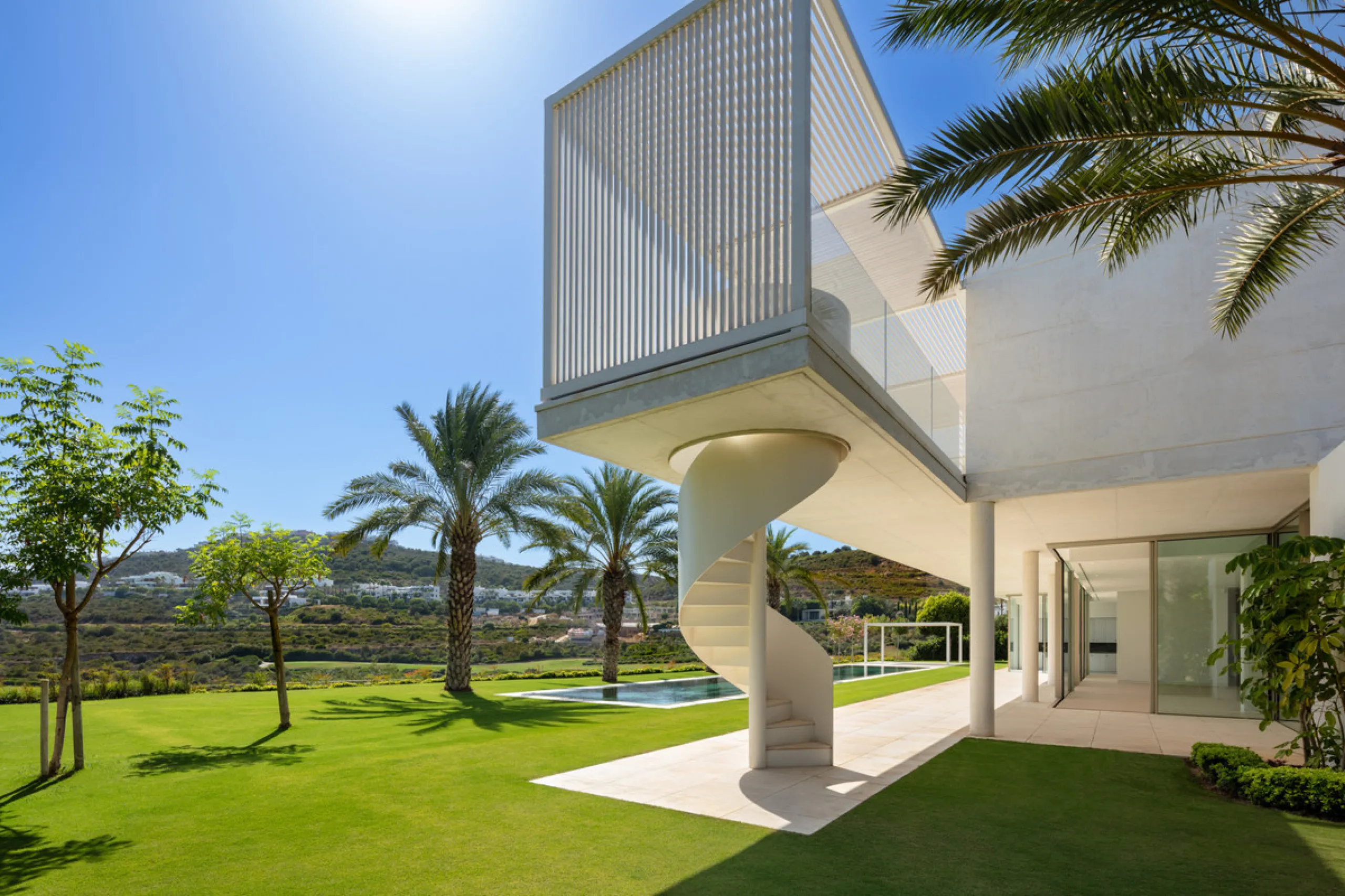 Exuding opulence and refinement, this exceptional villa redefines the very notion of luxury golf resort living. Positioned on an elevated plot, it offers breathtaking panoramic views of the golf course and Mediterranean, while its expansive outdoor areas 