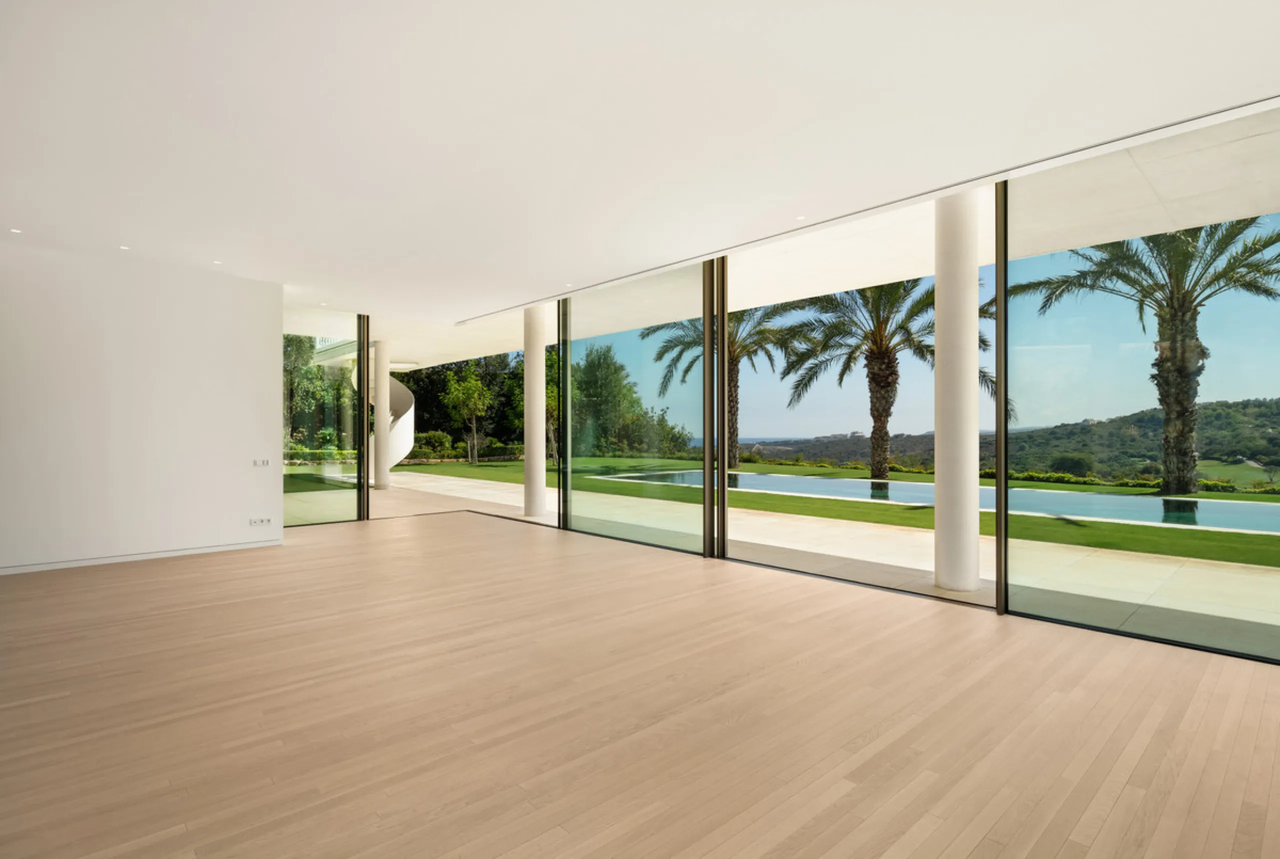 Exuding opulence and refinement, this exceptional villa redefines the very notion of luxury golf resort living. Positioned on an elevated plot, it offers breathtaking panoramic views of the golf course and Mediterranean, while its expansive outdoor areas 