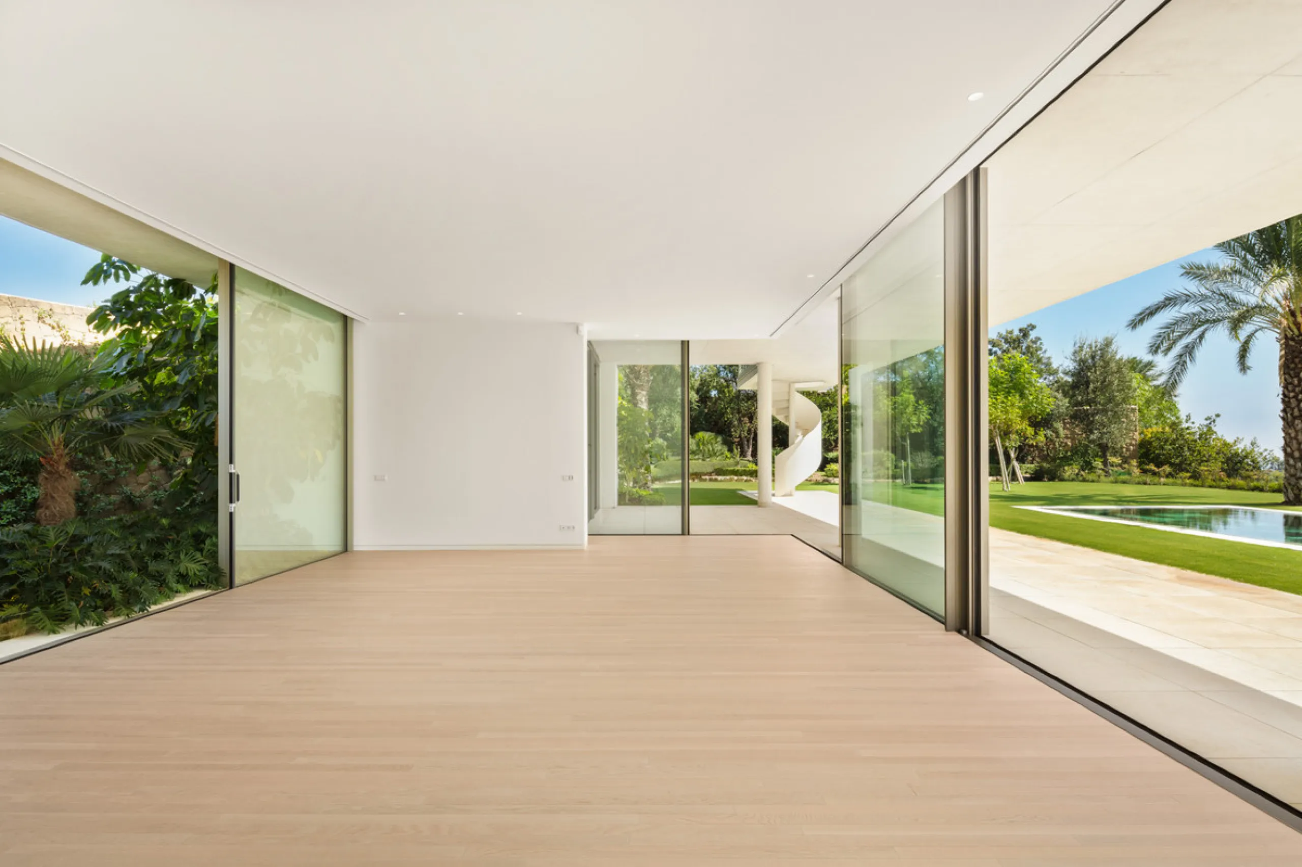 Exuding opulence and refinement, this exceptional villa redefines the very notion of luxury golf resort living. Positioned on an elevated plot, it offers breathtaking panoramic views of the golf course and Mediterranean, while its expansive outdoor areas 