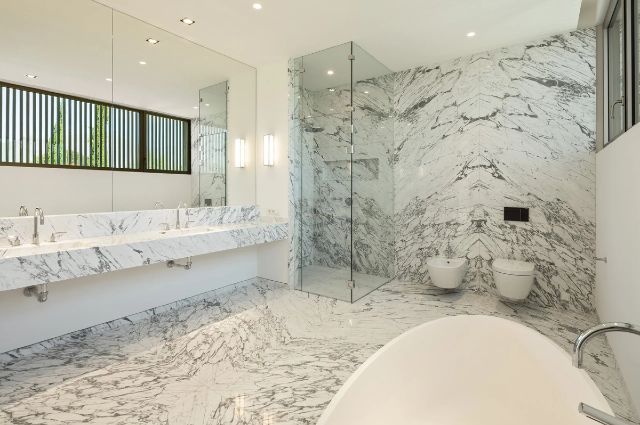 Exuding opulence and refinement, this exceptional villa redefines the very notion of luxury golf resort living. Positioned on an elevated plot, it offers breathtaking panoramic views of the golf course and Mediterranean, while its expansive outdoor areas 