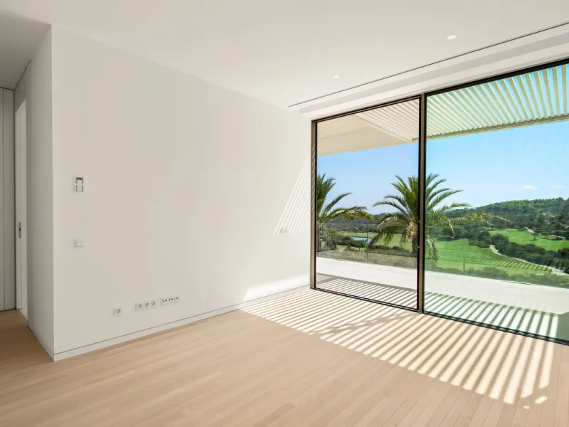Exuding opulence and refinement, this exceptional villa redefines the very notion of luxury golf resort living. Positioned on an elevated plot, it offers breathtaking panoramic views of the golf course and Mediterranean, while its expansive outdoor areas 