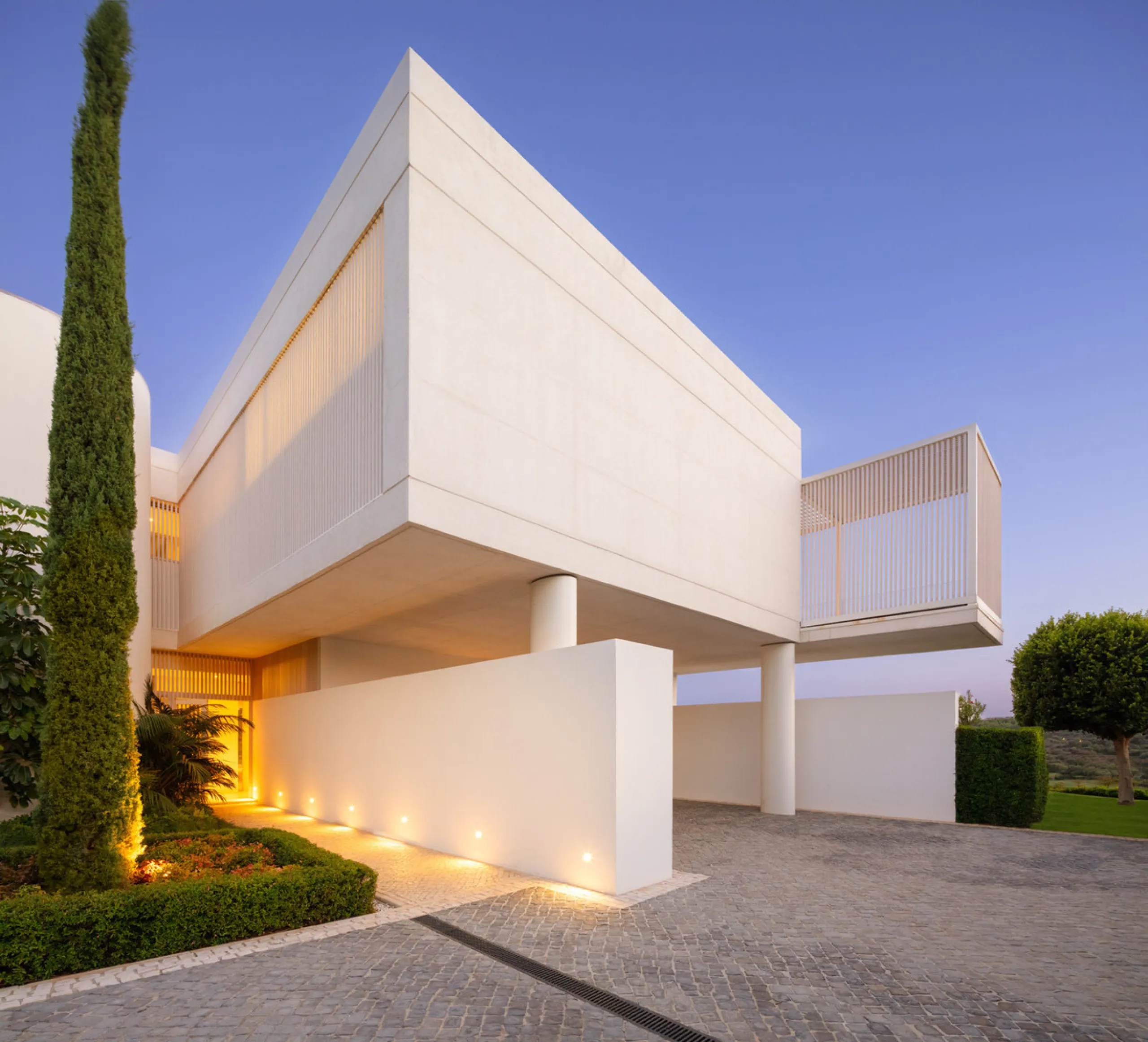 Exuding opulence and refinement, this exceptional villa redefines the very notion of luxury golf resort living. Positioned on an elevated plot, it offers breathtaking panoramic views of the golf course and Mediterranean, while its expansive outdoor areas 