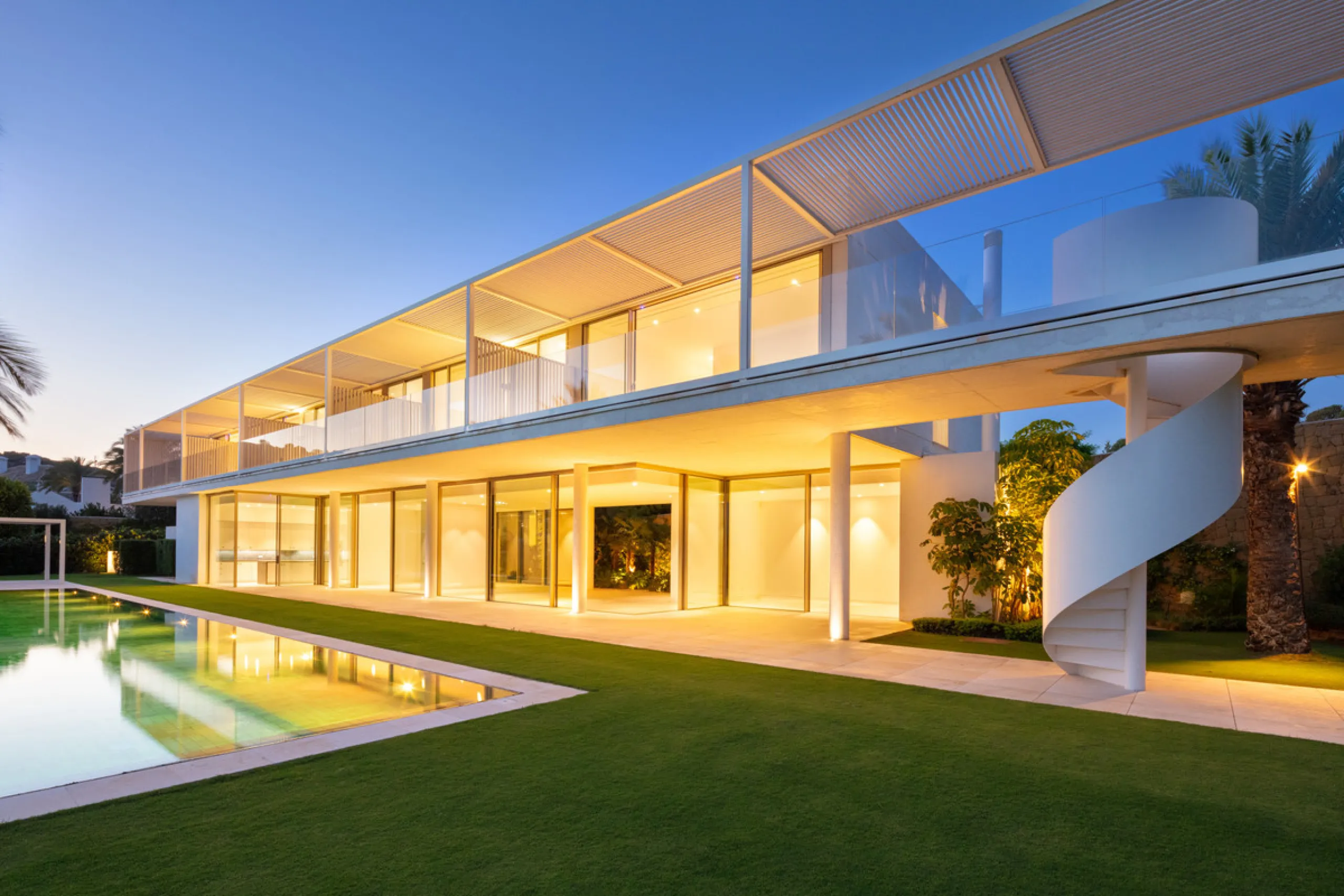 Exuding opulence and refinement, this exceptional villa redefines the very notion of luxury golf resort living. Positioned on an elevated plot, it offers breathtaking panoramic views of the golf course and Mediterranean, while its expansive outdoor areas 