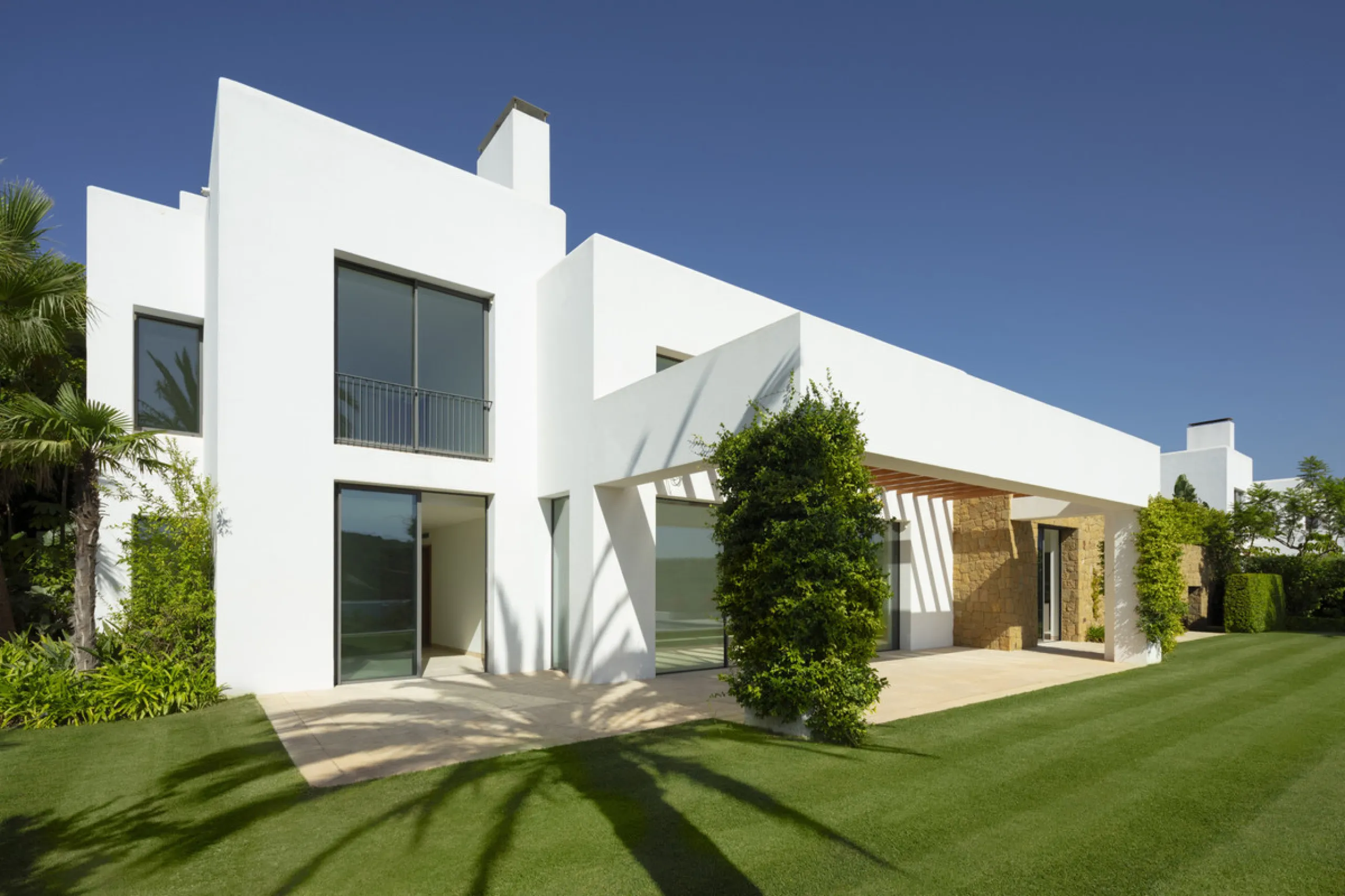Nestled within the enclave of Green 10 in the Finca Cortesin resort, this villa exudes the charm of Ibiza-style residences. The white structure, adorned with traditional Mediterranean stones, creates a captivating atmosphere for ultimate enjoyment. Set on